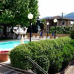 Caroline 4*